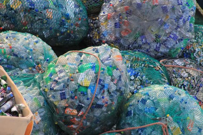 卫星发现海面异常:黑压压物体飘向日本,跟1000个香港差不多大
